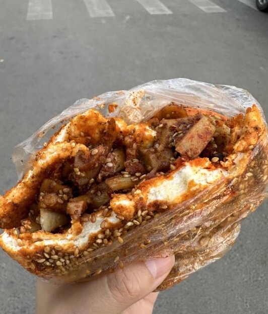 这是什么特色美食？应该不是驴肉火烧或者肉夹馍吧？