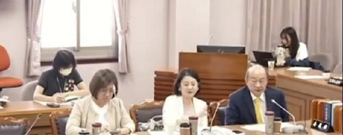 今天台湾地区立法机构负责人韩国瑜就台风灾后复原重建特别预算案召集党团协商时，民进