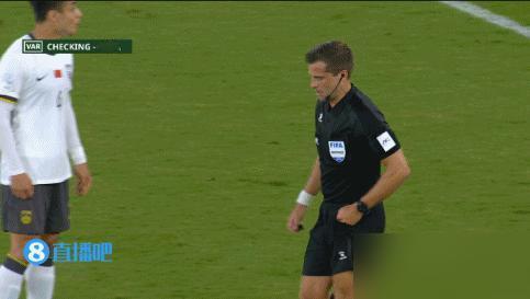 大比分领跑时还像疯狗一样满场追球，拜合拉木这股“疯劲”真不是演给谁看的，那是穷怕