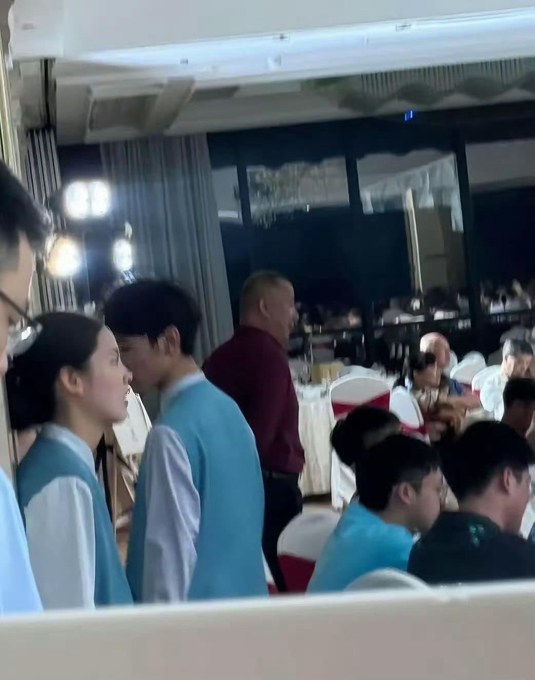 谁能预料到，这个服务员，将来会成为一个大明星