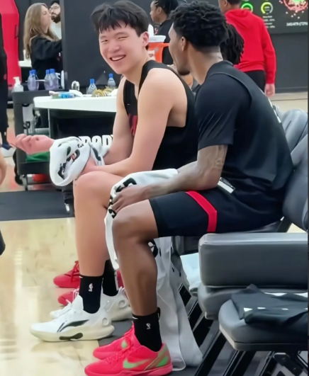 开拓者大胜火箭，赛后对手这样评价杨翰森！“很难想象他是今年的新秀，他的表现是