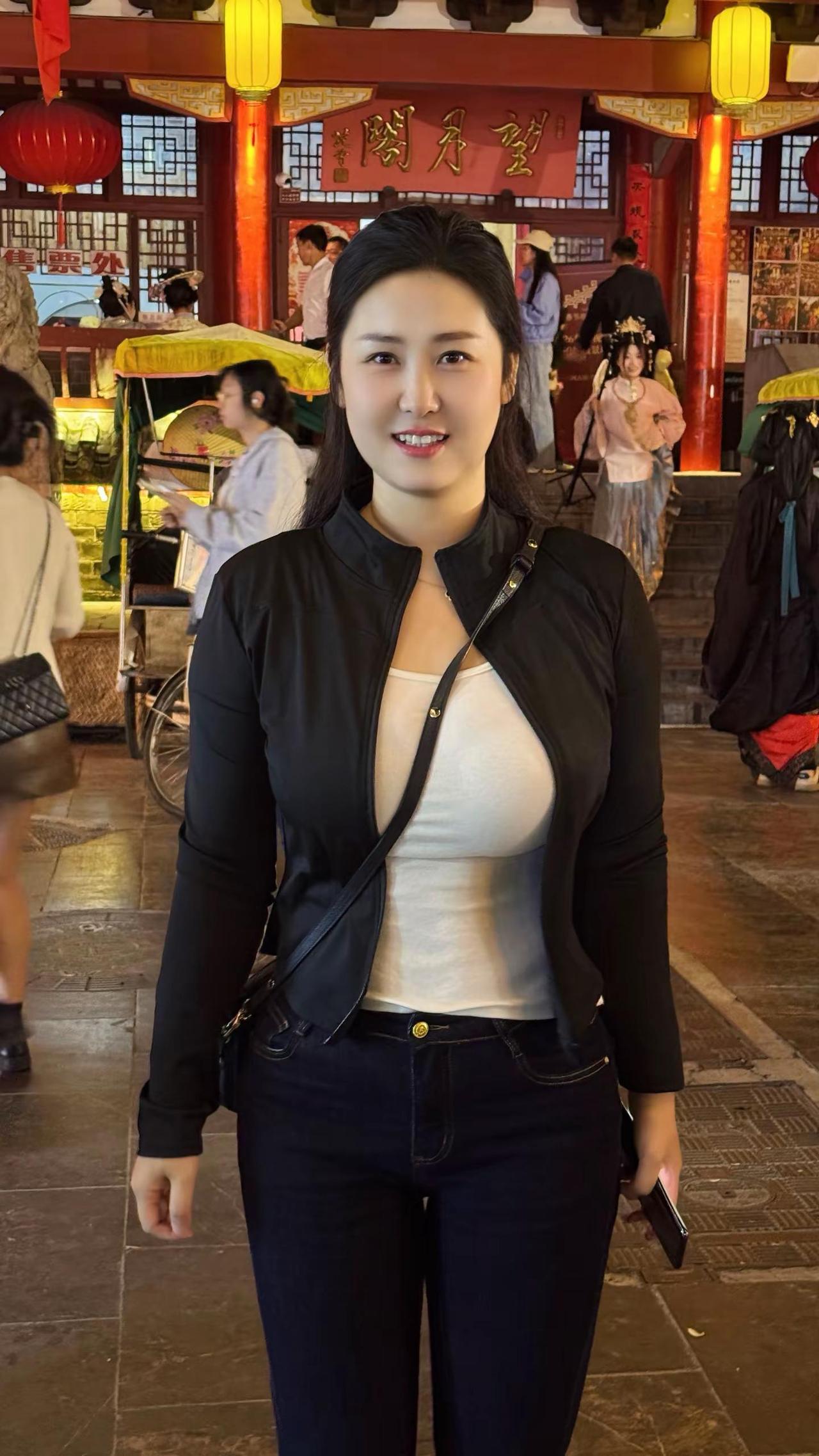 石板路载着百年余温。