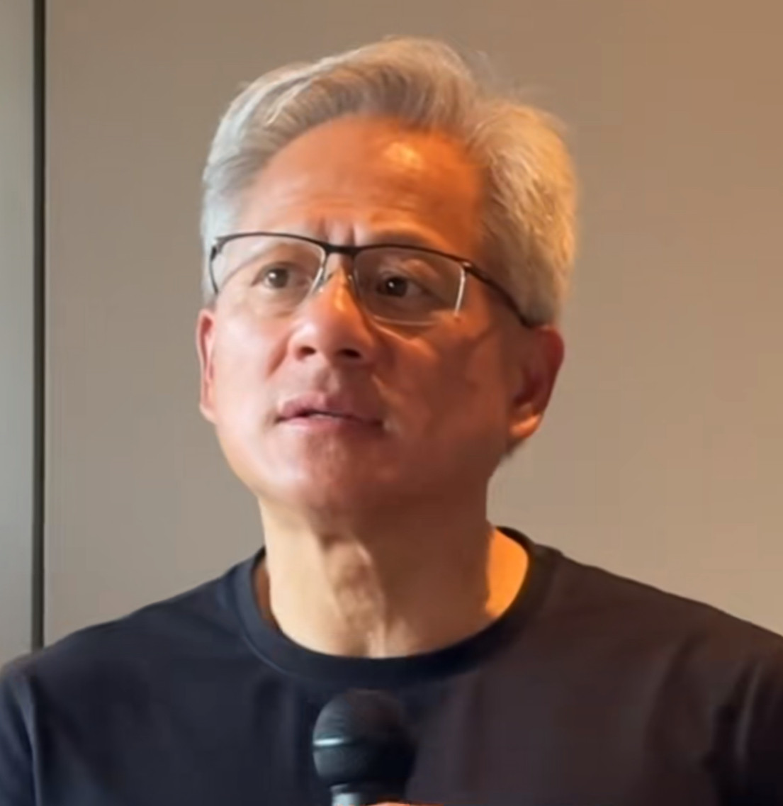 据BusinessInsider周五报道，英伟达首席执行官黄仁勋在周四的内部会