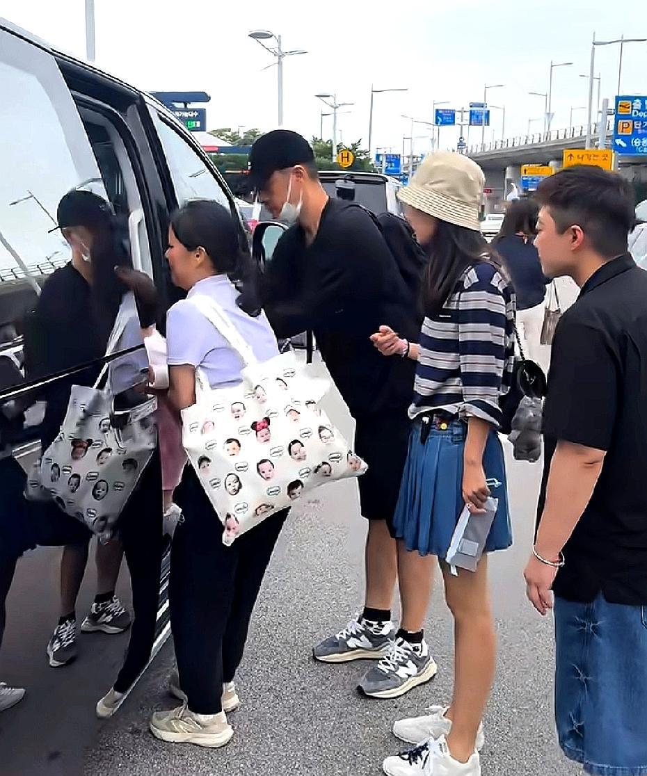 有网友在首尔偶遇任重孙骁骁，夫妻俩带着女儿旅行！前几天还在美国尔湾呢，这又到韩国
