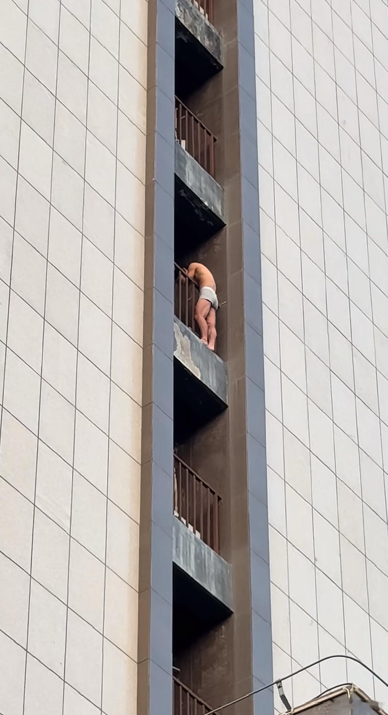 身材这么好怎么在护栏外