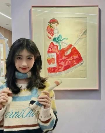 左边冯小刚女儿的画，右边李湘女儿的画，单看作品能看出绘画天赋吗？