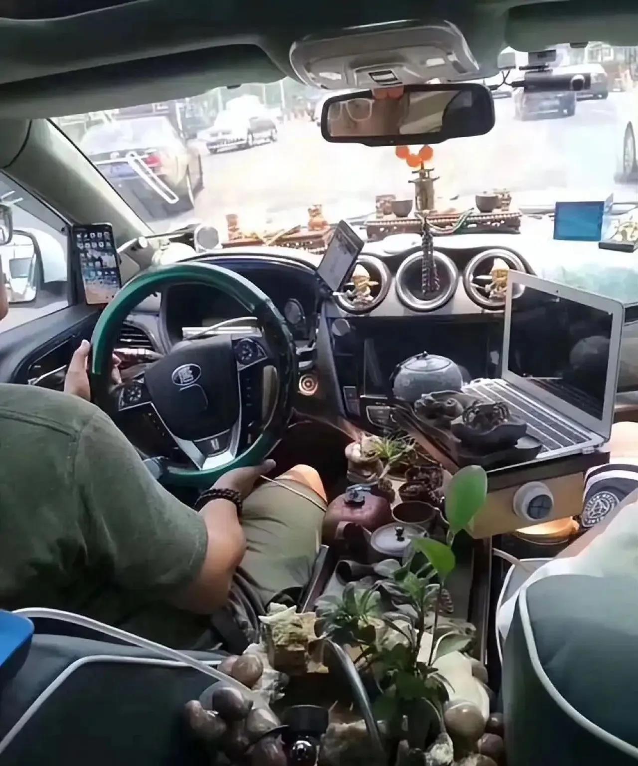 师傅你太有才了吧！车里装的和你家客厅一样，不知道影响你驾驶不，帽子叔叔看见了会不