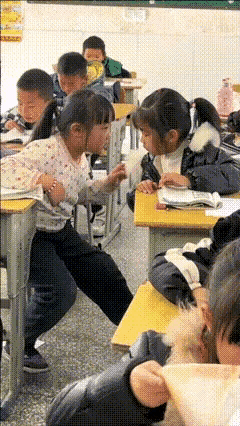 这是在计划什么呢？一个滔滔不绝地说、一个听得连连点头，三观契合千古难觅的知音。