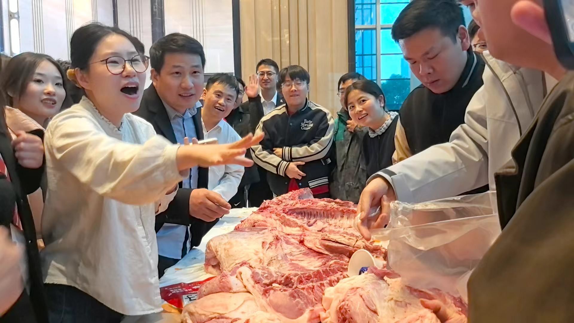 这种接地气又热闹的年会真的太讨喜了！不搞虚头巴脑的套路，奖品实在、氛围轻松，一头