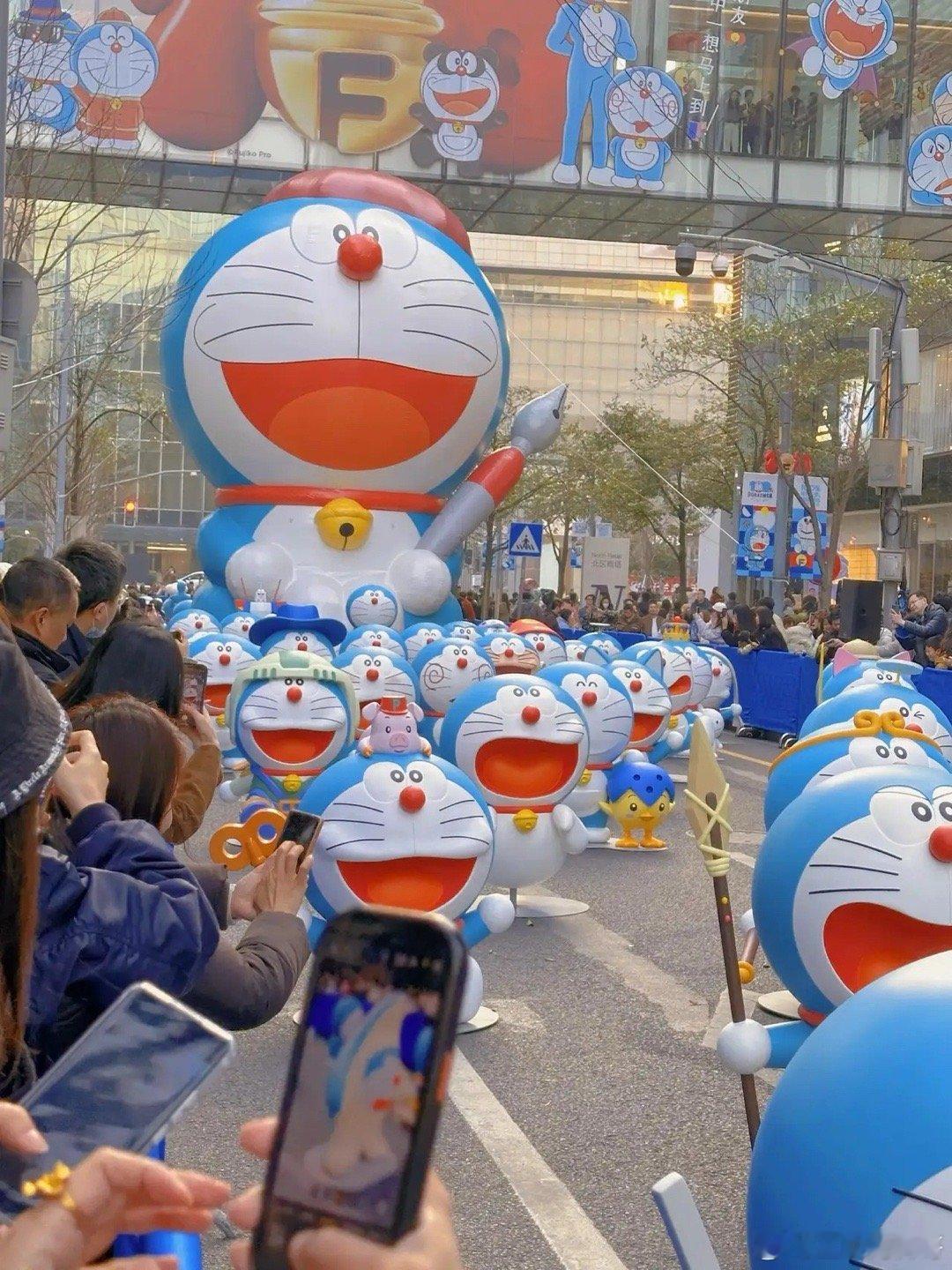 上海！已经不能用震撼来形容了！整条街都是！这是在上海嘉里广场，整个的一条马路上都