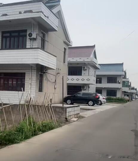 传统的南通农村，极少有围墙，尤其是通、启、海地区，99%以上没有围墙。近几年开始