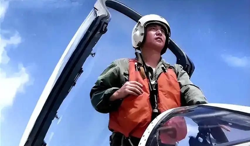 南海撞机王伟成功跳伞，为啥10万人都找不到他？直到20多年后才懂。 2001