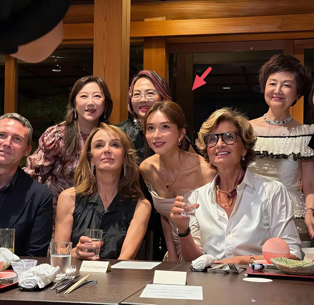 51岁林志玲在日本和朋友聚餐，她穿着粉嫩的裙子，打扮像名媛贵妇。脸上完全没有皱纹