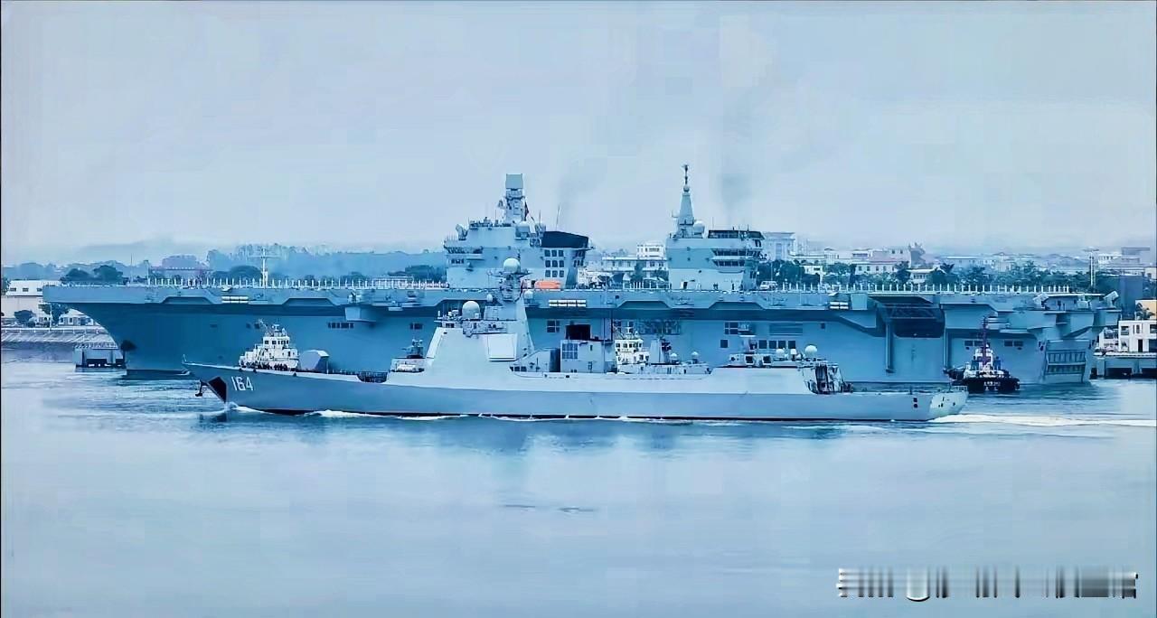 076四川舰与052D同框啦，这是全球首艘电磁弹射两栖攻击舰开展南海测试科训，进