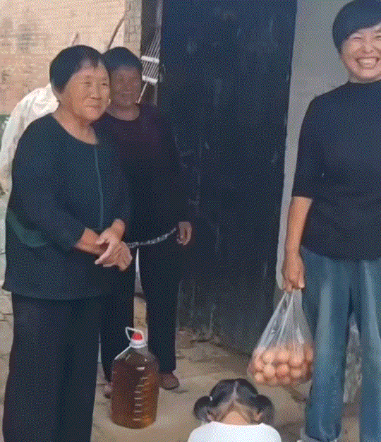 太和睦了！安徽，一女子发视频分享，她的妈妈和她的两位伯母，平日里处得就像亲姐妹一
