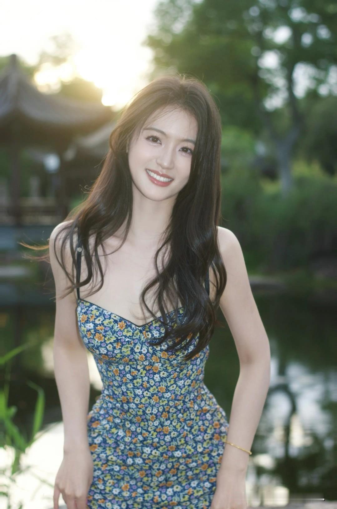 碎花裙太甜啦，在夕阳下笑得比蜜还甜，这温柔劲儿谁顶得住呀！气质感美女。