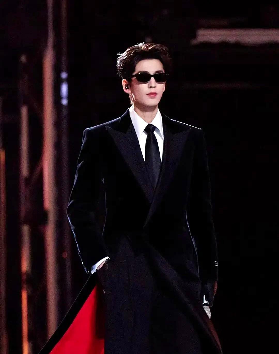 张凌赫走秀戴墨镜被骂，这事反转得我目瞪口呆。起初全网截图骂他高冷摆谱，热搜挂