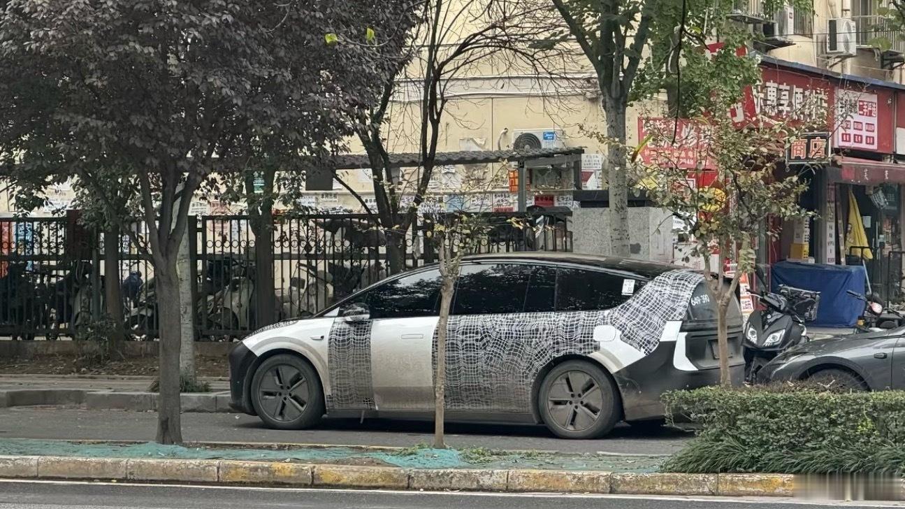 理想i9原本是要作为26款理想i8发布的，这也是我之前为啥一直说没有i9的原因。