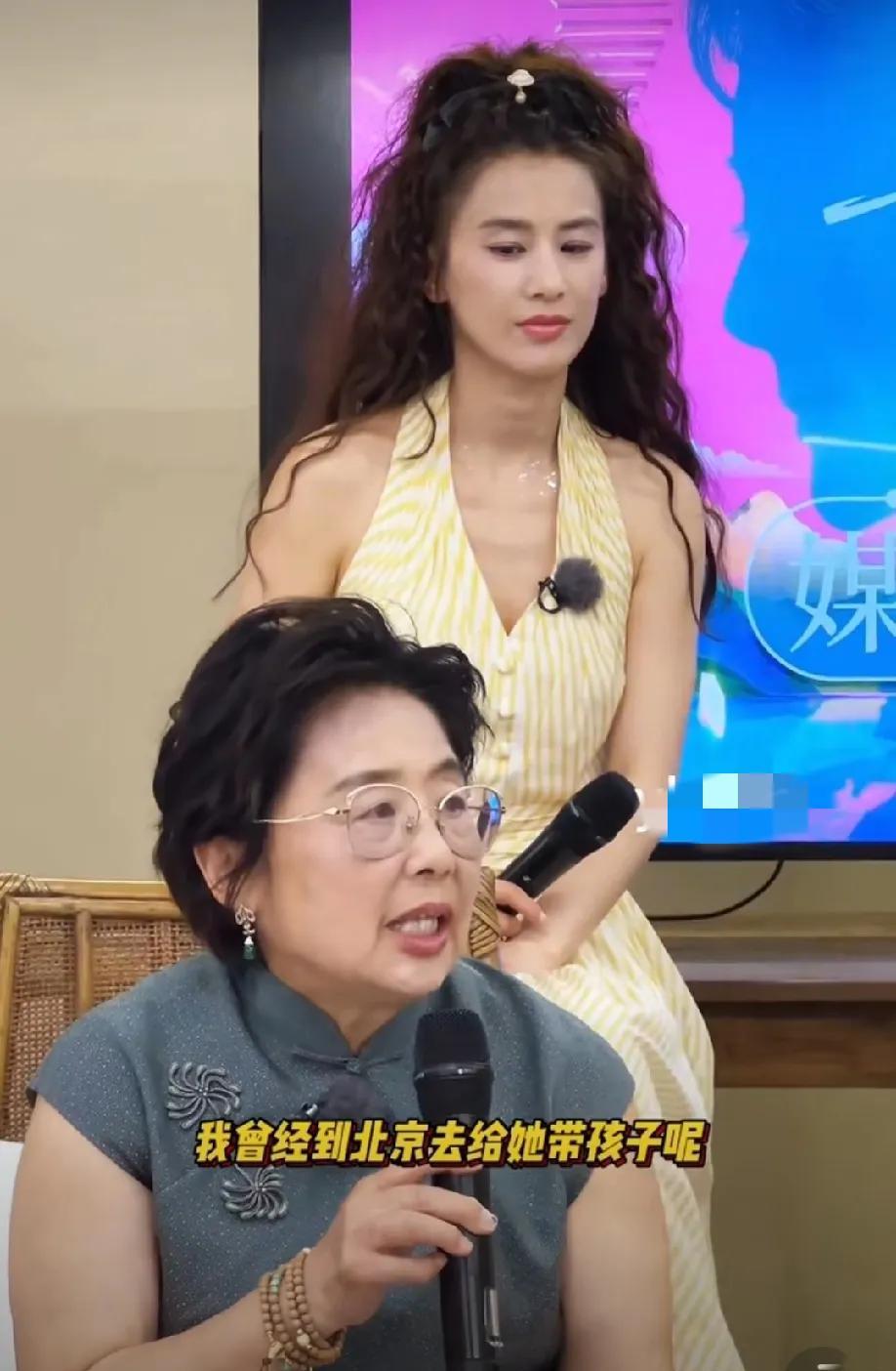 原来黄圣依儿子是姥姥带大的而不是奶奶带大的，近日黄圣依妈妈在节目上和大家说她曾经