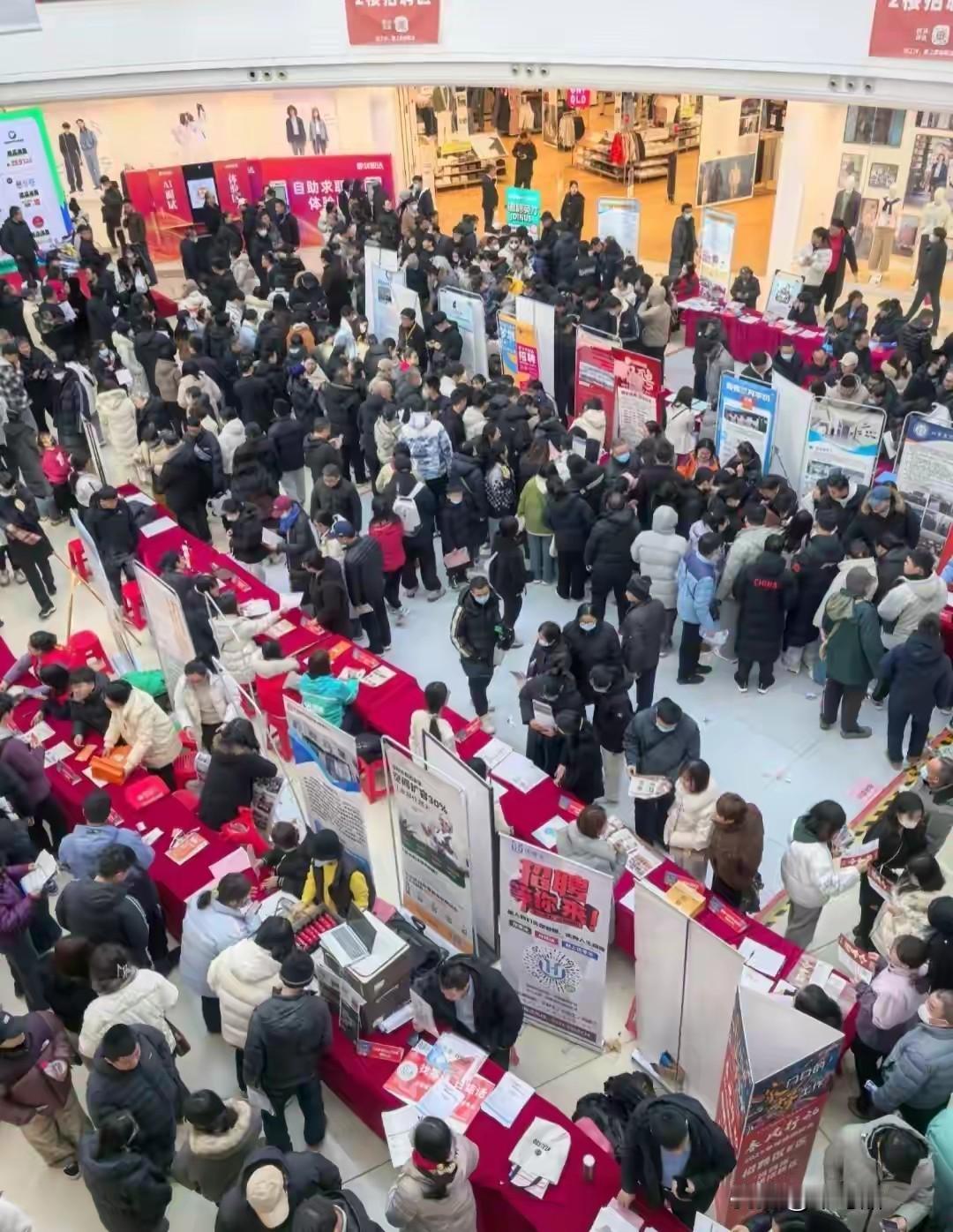 奉劝大家一句，最后两个月宁愿在家休息，也不要出门找工作，因为现在的招聘都是