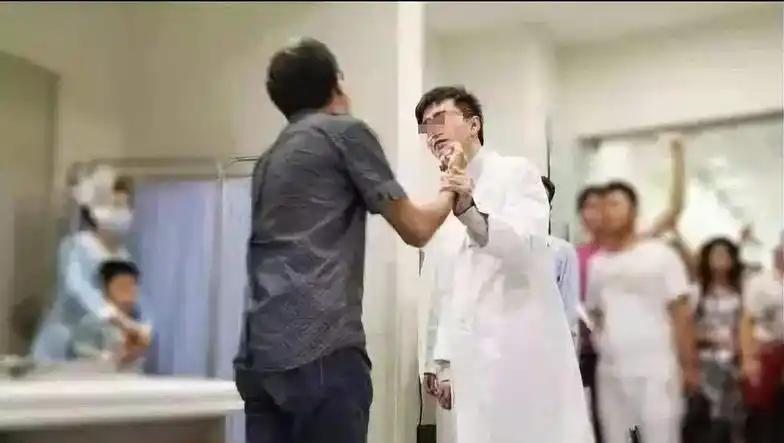 美国的医患冲突事件为何少见？因为当地多数条件不错的医疗机构都属于私立性质，倘若在