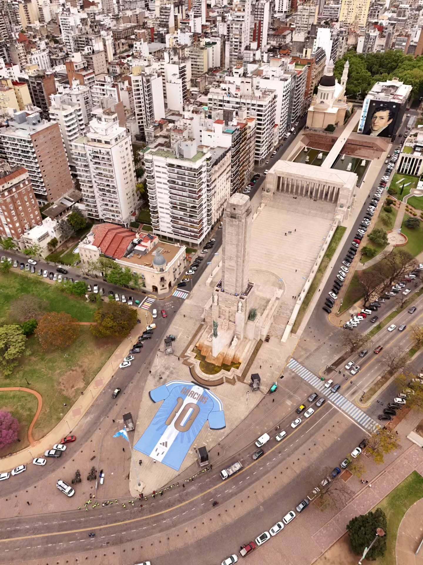来自罗萨里奥直播频道致梅西：“谢谢你，队长🇦🇷还能对你说什么呢？明天将是