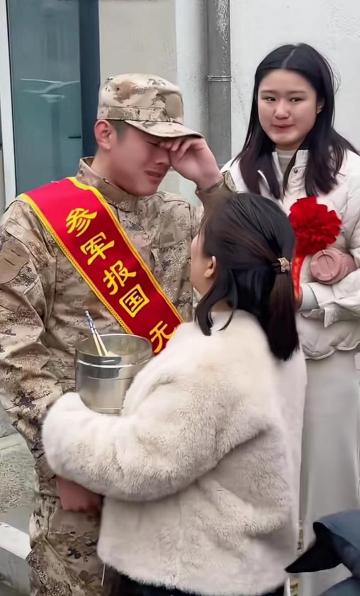 目前正值2026年全国新兵入伍季，这是某地兵妈妈和女友送兵哥哥入伍的场景，妈妈喂
