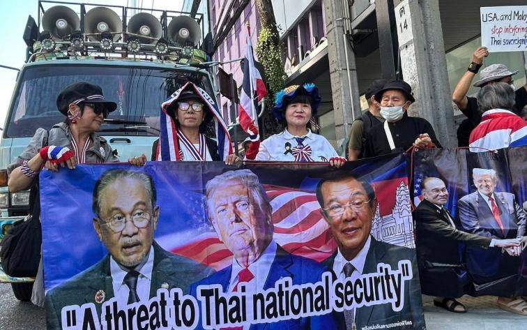 滚出去！泰国人怒了！示威者包围马美使馆，抗议“干涉内政”！ 据《曼谷邮报》1