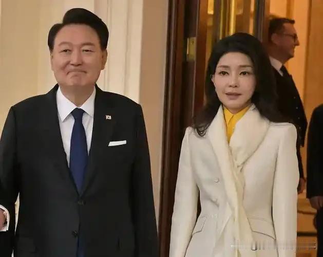 就在刚刚！韩国传来消息！2025年11月7日，韩国前总统尹锡悦和他老婆金