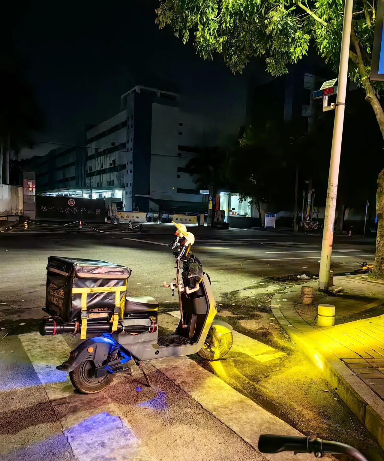 电动车等主人主人等顾客深夜1:30分左右，一位外卖小哥拨