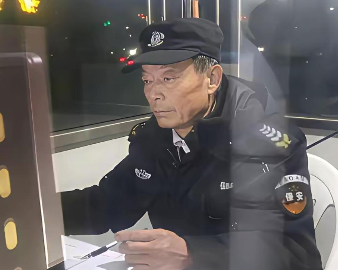 其实个人觉得，夜班保安到了后半夜打瞌睡是正常的事情，不应该处罚。说实话只要是个