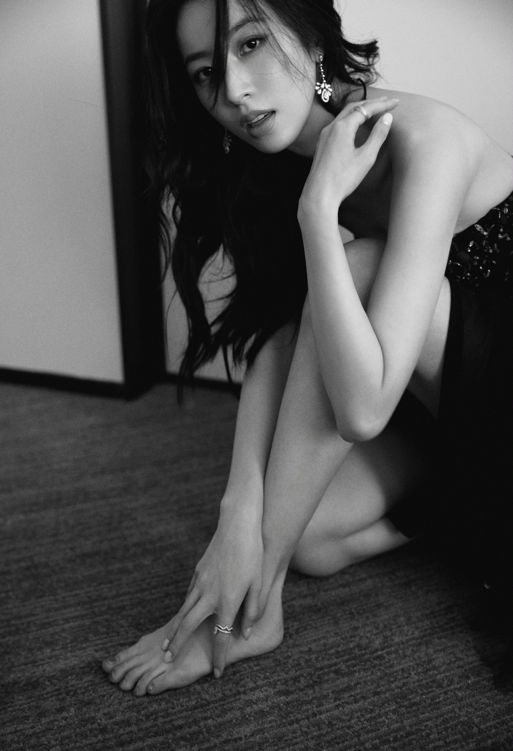 周雨彤是懂时尚穿搭的，卷发黑裙，满满的优雅格调。周雨彤