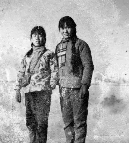 1979年，知青宋青莲为了返城，选择抛夫弃女。30年后，她意外撞见了前夫，刚走过