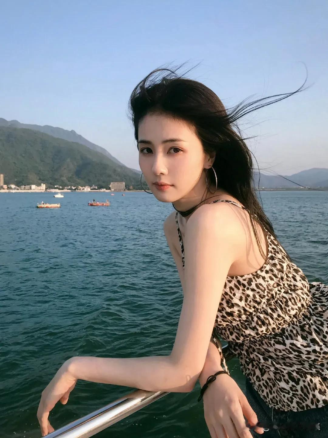 白鹿穿豹纹吊带那组照片确实很惊艳。在五一晒出的照片里，她一身豹纹吊带配牛仔短裙的