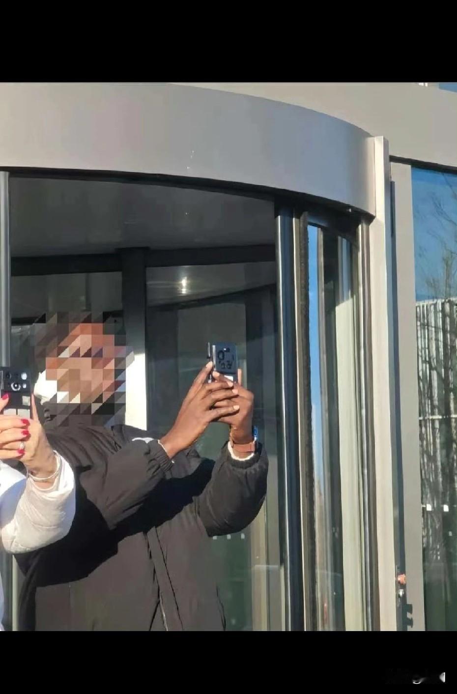 小米17ultra很快将发布目前测试样张已流出这么大的摄像头模组恐怕也只