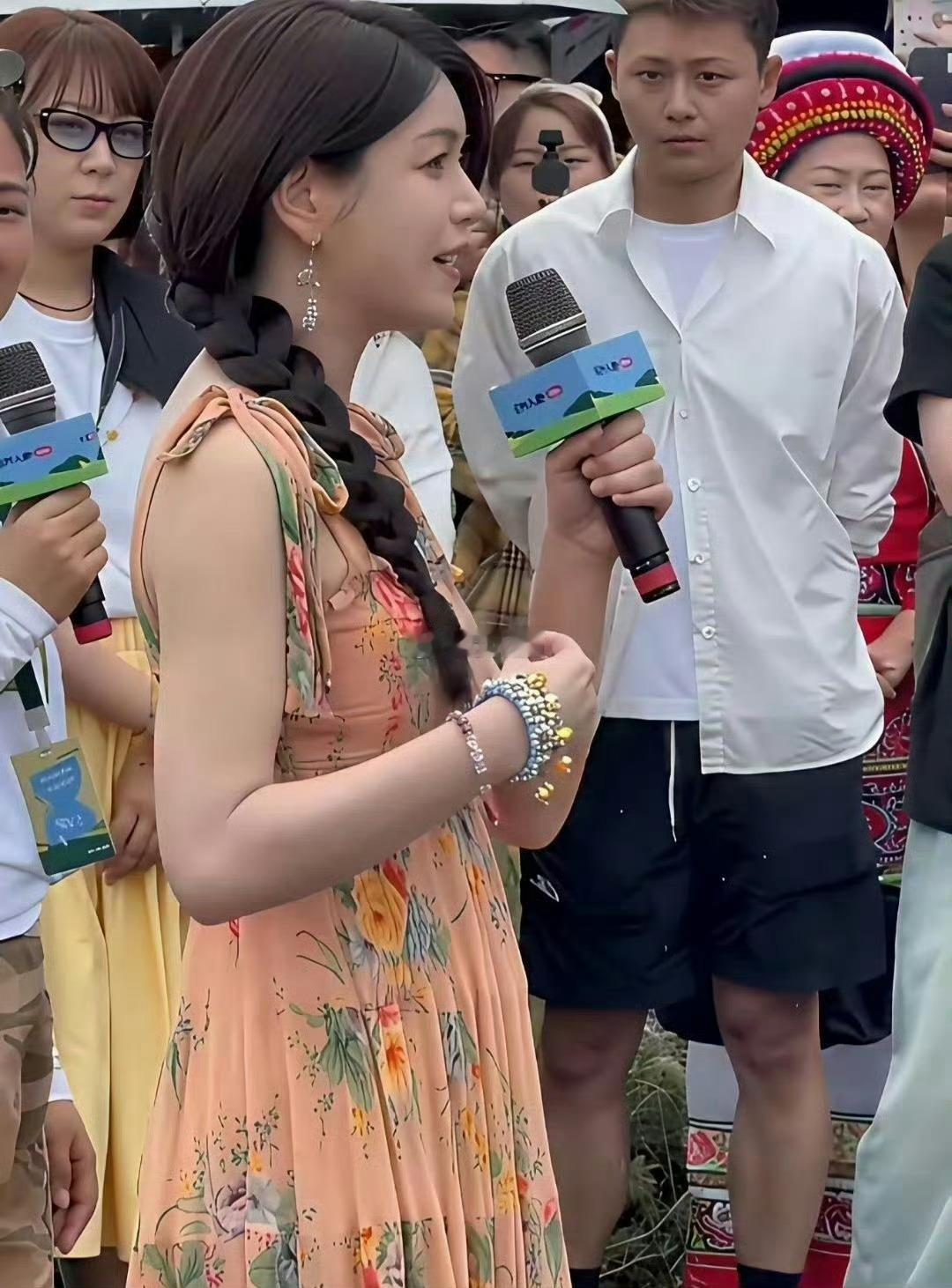 这假发也太不自然了吧，一看就知道是假的。​​​[捂脸哭]​​​​