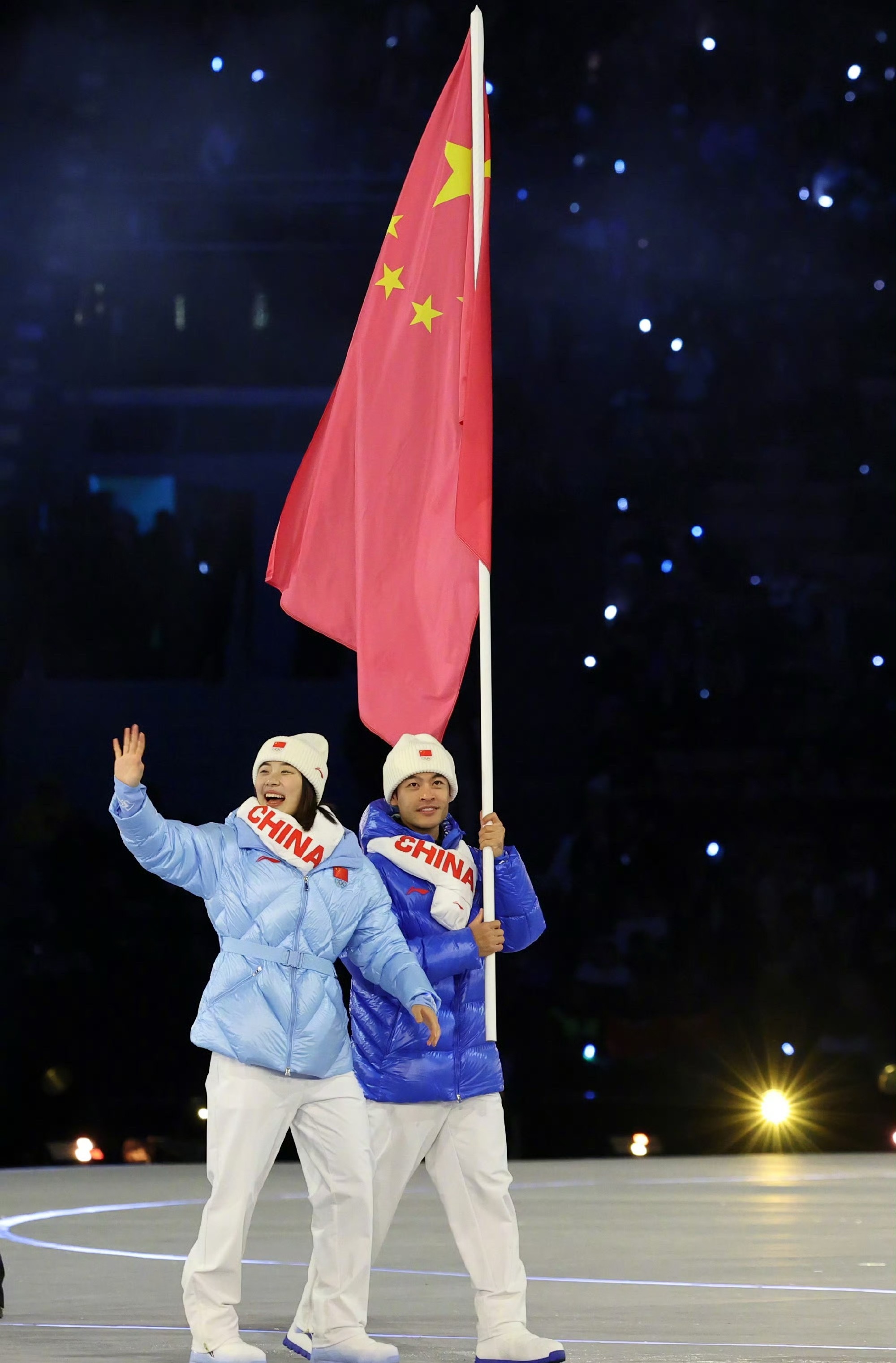 中国冬奥代表团入场真的服了，太美了，没想到冰川蓝和中国红相遇竟然这么好看，虽然