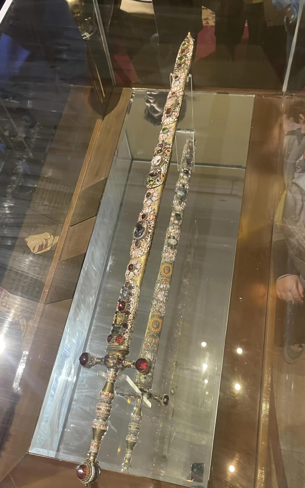 一把名副其实的“大宝剑”！此剑于17世纪在德国柏林打造，剑上刻有彼得大帝的肖像和