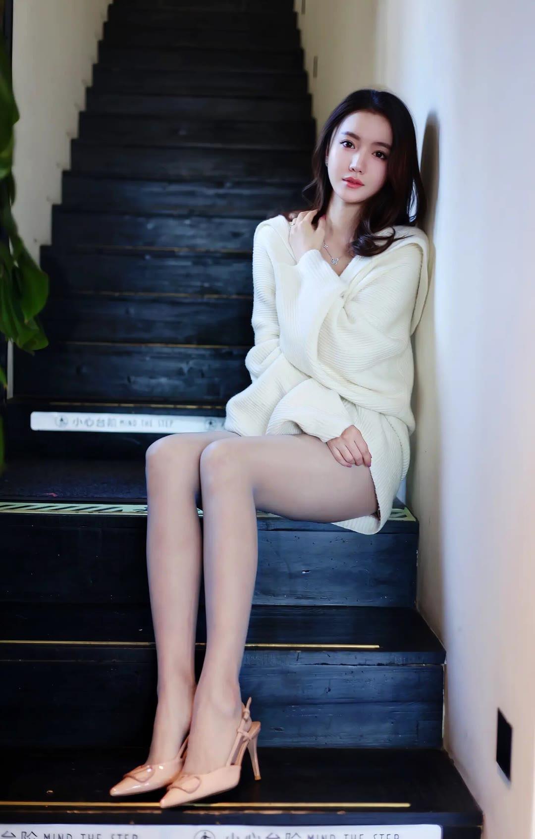 白色毛衣搭配高跟鞋，展现大长腿，显得更加的有魅力。