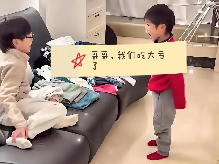 十一：凉皮儿哥哥你们开学了吗？凉皮儿：十一宝宝，哥哥开学了，天天从早到晚鸡飞狗