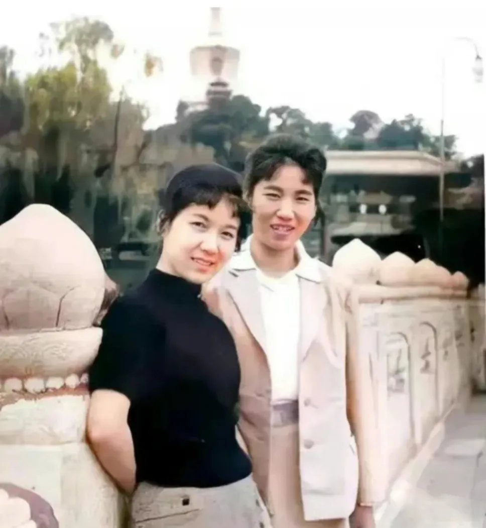 1963年夏，北京北海公园留下珍贵瞬间：赵丽蓉（右）与新凤霞（左）并肩合影。虽
