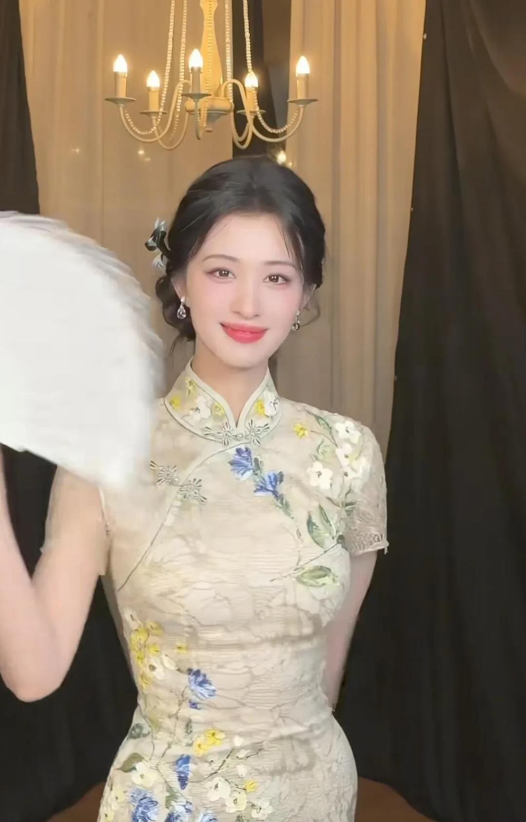 王楚然穿旗袍的光影秀真好看！旗袍特显东方美，她表情动作都像老照片里的人。光影变