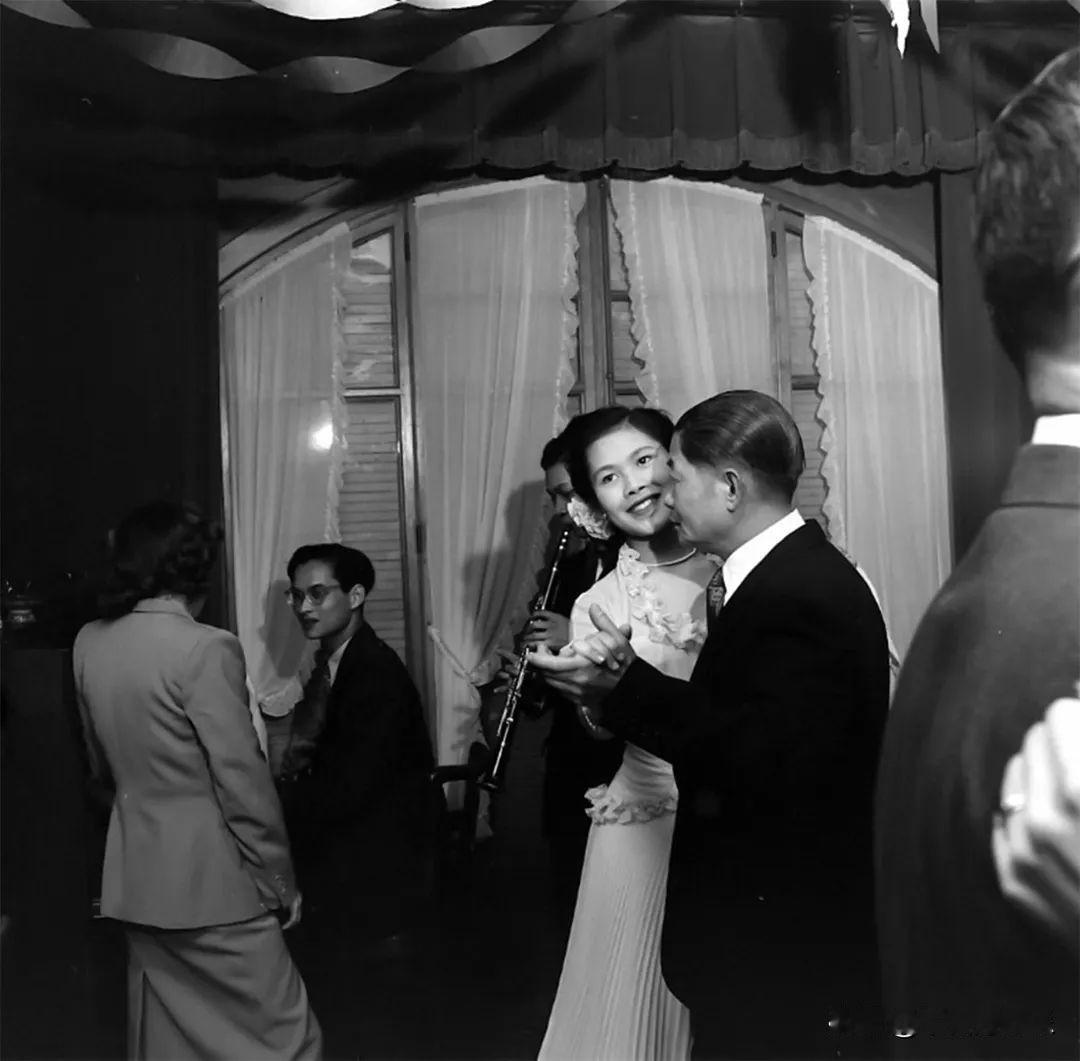 诗丽吉王后一生都爱美，即使她九十多岁了也依然穿着艳丽的服装，戴着珠宝，一如年轻时