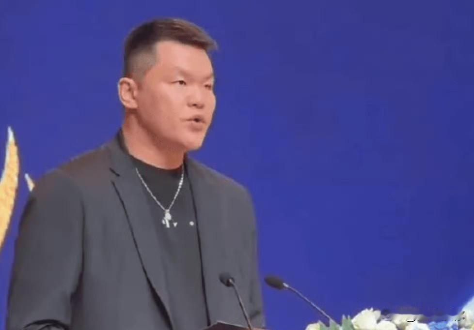 朱芳雨的离谱程度不是简单几句能说得清楚。广东男篮去年休赛期堪称CBA历史级砸钱，