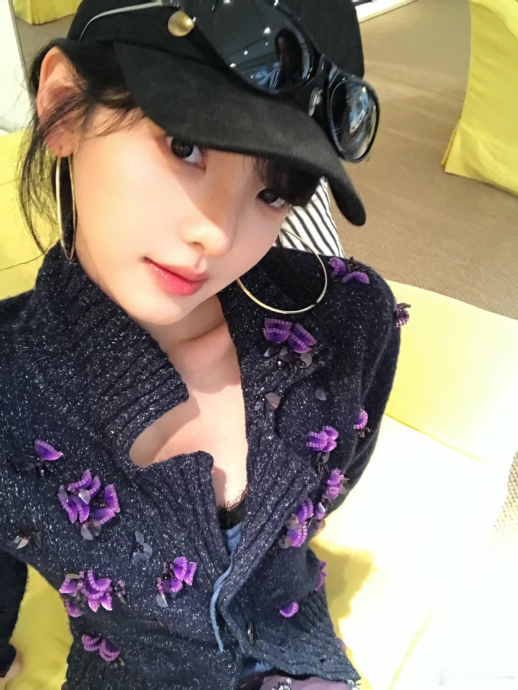 章若楠小韩旅行日记🎒💭​​​掌管女头穿搭的神来了！！！😖章若楠拍照