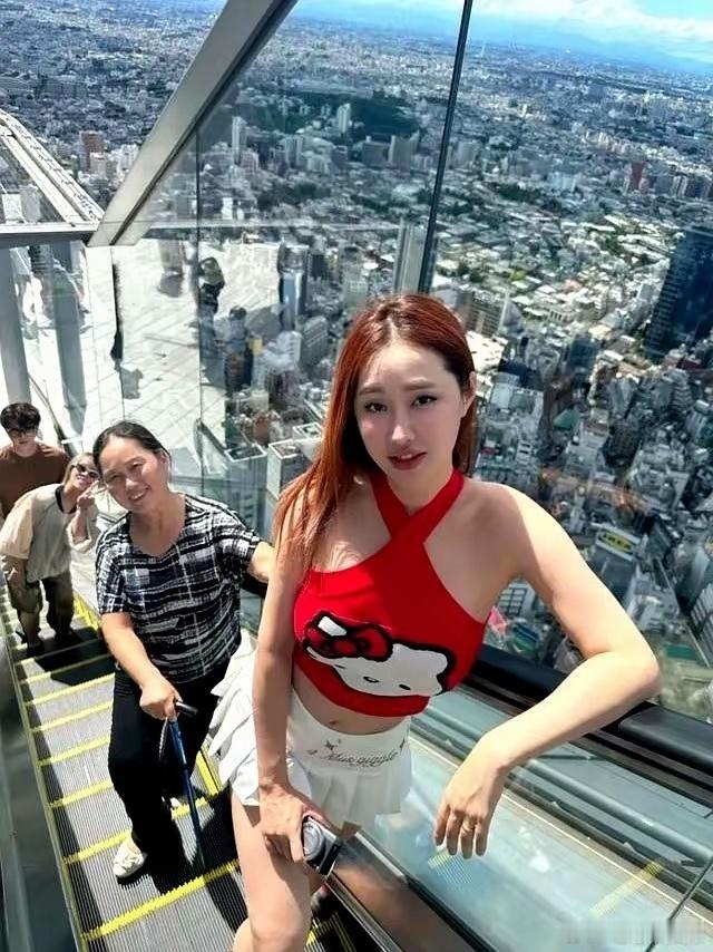 65岁莫华伦携35岁妻子东京游玩，妻子身材出众。二人漫步街头，画面和谐，引发网友