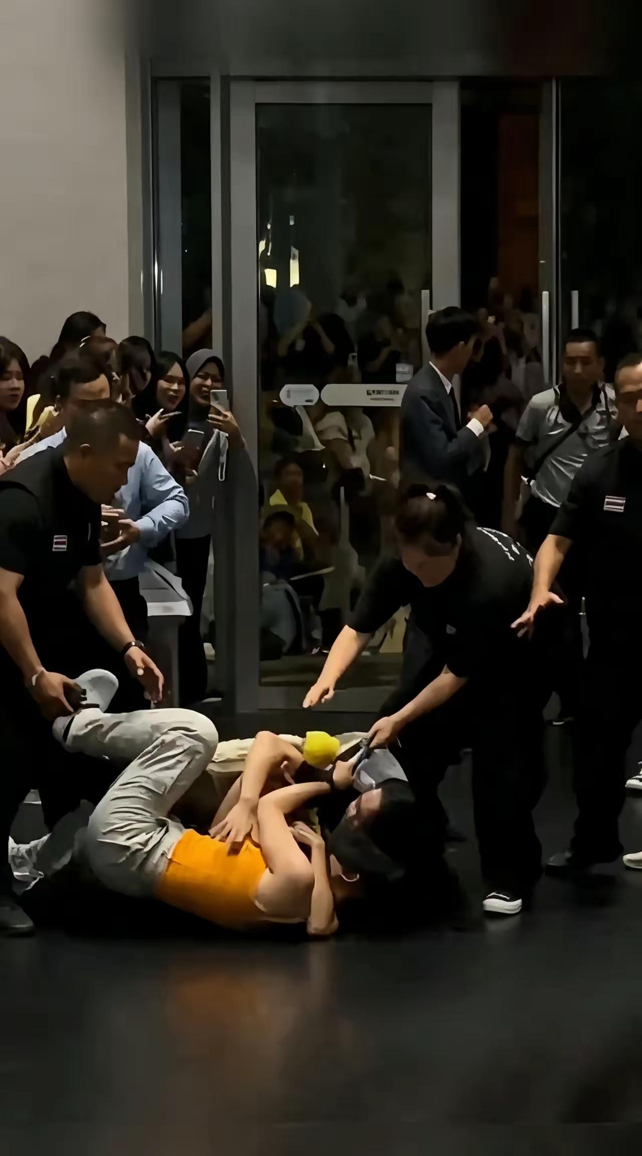 意难平！泰国追星受辱女孩选择和解去泰国追星的中国女孩，被人诬陷还遭到暴力对待，