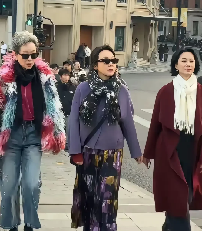 叶童的衣品最好三人中明明她最年长可这身打扮竟然比另外两个年轻时尚了不少