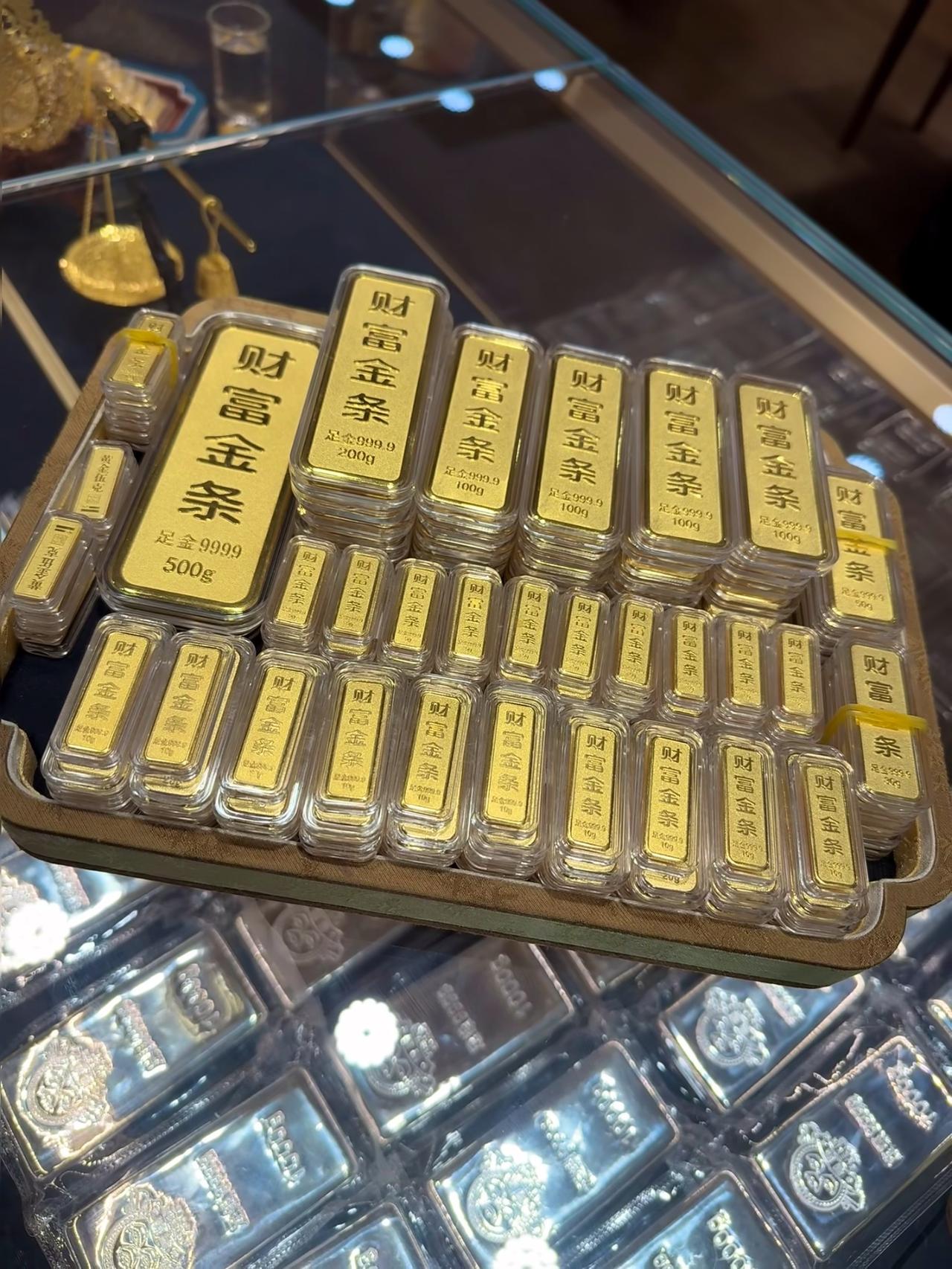 昨天卖黄金的那批人，估计现在嘴都要笑裂了吧，昨天金价1010，今天直接断崖式