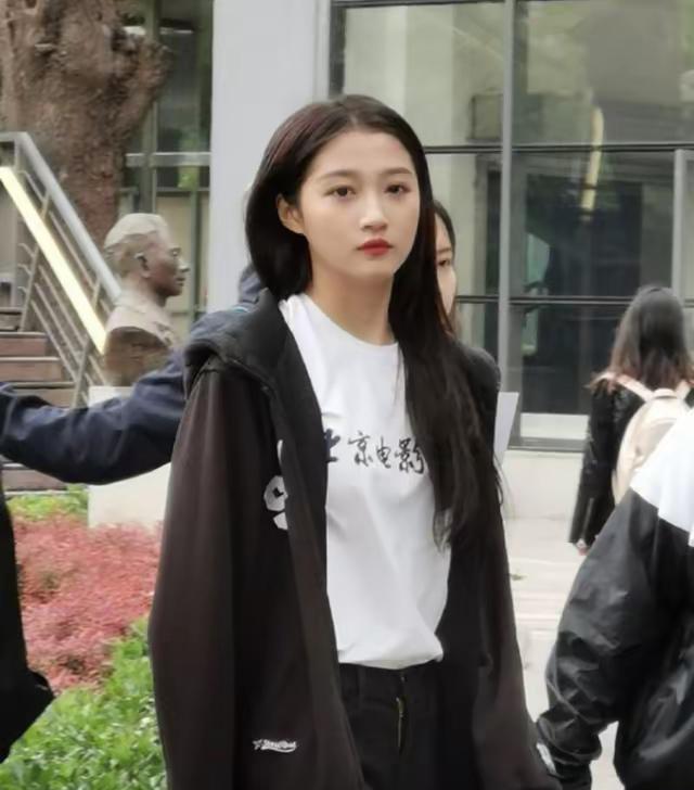 关晓彤被自己工作室的精修师“坑”了整整七年。上个月上海活动生图流出，她扎个马尾